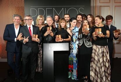 Los ganadores de la tercera edición de los Premios ICON posan en el escenario con el presentador de la gala, Boris Izaguirre (primero por la izquierda).