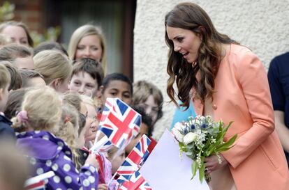 Tras superar las molestias de los primeros meses de gestación, la duquesa de Cambridge retomó su agenda oficial prácticamente hasta la llegada de su primer hijo. En la imagen, Kate Middleton durante su visita a un hospicio infantil en Winchester, en abril de 2013.