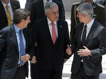 De izquierda a derecha, el presidente del Grupo BBVA Chile, Ignacio Lacasta; el presidente chileno, Sebastián Piñera, y el director de EL PAÍS, Javier Moreno, ayer en el encuentro Chile, puerta de América que se celebró en la capital, Santiago.