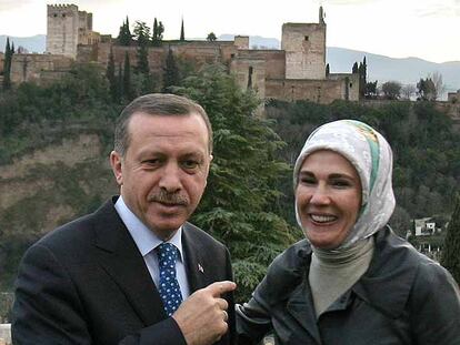 El primer ministro turco, Recep Tayyip Erdogan, y su esposa Emine, ayer ante la Alhambra de Granada.