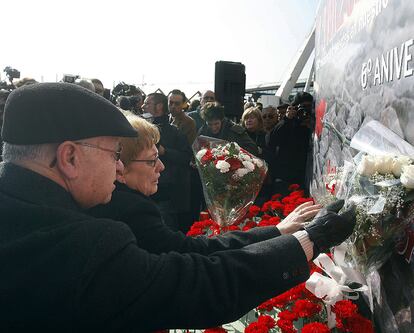 Mientras el ayuntamiento rendía homenaje a los fallecidos del 11-M en la sala del Memorial de Atocha, en el exterior de la estación se organizaba el recuerdo de la Asociación 11M Afectados del Terrorismo y de los sindicatos UGT y CC OO, en el mismo lugar donde se celebra desde hace seis años. "Éste es el único acto que se ha celebrado cada año desde los atentados", ha señalado Pilar Manjón, presidenta de la entidad. "Nadie nos ha invitado al acto del ayuntamiento", ha lamentado.