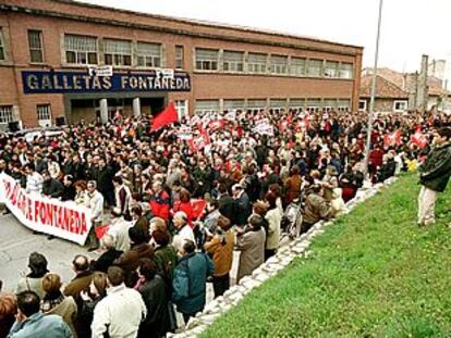 Imagen de las más de 5.000 personas que se han manifestado hoy en Aguilar de Campoo (Palencia) por el mantenimiento de la fábrica de galletas Fontaneda.