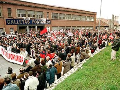 Imagen de las más de 5.000 personas que se han manifestado hoy en Aguilar de Campoo (Palencia) por el mantenimiento de la fábrica de galletas Fontaneda.