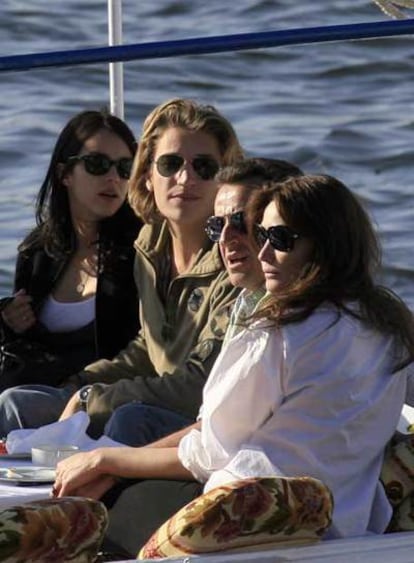 Sarkozy, con su novia Carla Bruni, su hijo Jean y una amiga de éste, el pasado diciembre en Egipto.