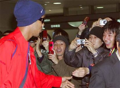 Ronaldinho saluda a los aficionados nipones