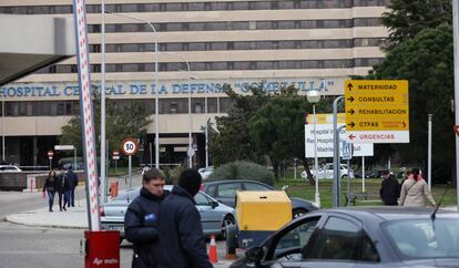 Uno de los accesos al Gomez Ulla, ayer por la tarde.