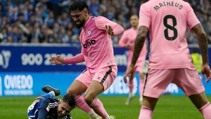 Nolaskoain intenta detener el avance del ovetense Sebas Moyano.