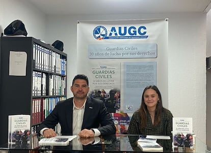 Pedro Carmona y Paula Cuesta, autores del libro 'Guardias civiles, 30 años de lucha por sus derechos', en la sede de AUGC en Madrid, el 10 de abril de 2025.