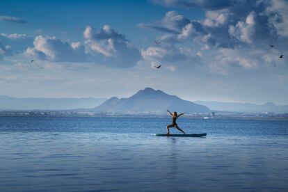 Sup yoga en el Mar Menor, una de las actividades de naturaleza sensorial que propone la Región de Murcia.