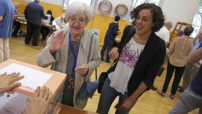 Nagua Alba (Podemos Euskadi) y su abuela, Lolo Rico en las pasadas elecciones.