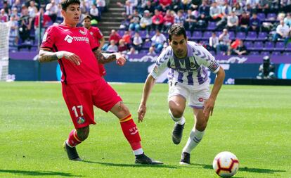 Javi Moyano, a la derecha, disputa la pelota a Olivera, del Getafe.