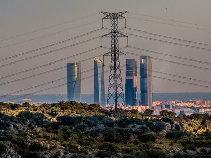 Vista de una torre de electricidad cerca del centro financiero de Madrid, en el parque empresarial de Cuatro Torres.