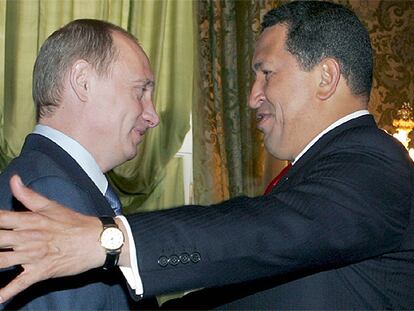 El presidente venezolano, Hugo Chávez (derecha), saluda a su homólogo ruso, Vladímir Putin, ayer en Moscú.