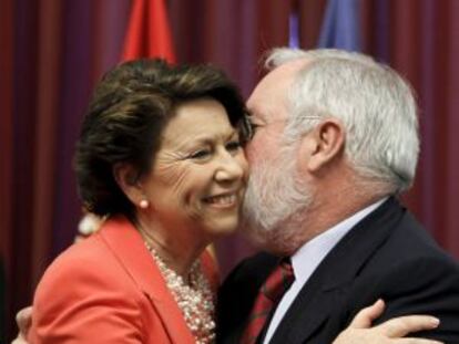 Magdalena Álvarez y Arias Cañete, tras la firma del préstamo.