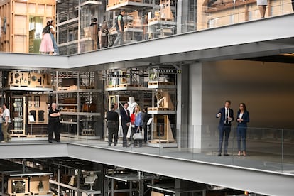 Kate Middleton, el 10 de junio de 2025, junto al director del museo, Tristram Hunt, durante su visita al V&A East Storehouse, en Londres (Inglaterra).