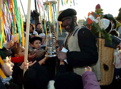 El <i>Olentzero</i> llega al País Vasco. Este personaje forma parte de la tradición navideña vasca. recorre todos los pueblos la noche del 24 de diciembre y reparte caramelos entre los niños. En la imagen, un <i>Olentzero</i> por las calles de Bayona, en el País Vasco francés.