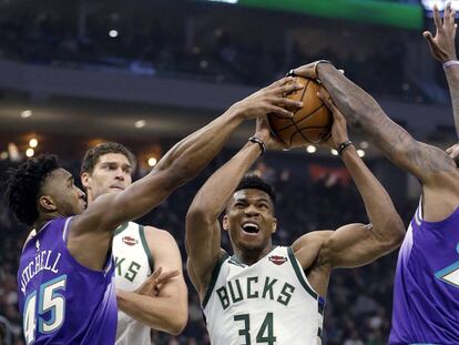 Antetokounmpo, entre Mitchell y O'Neal.