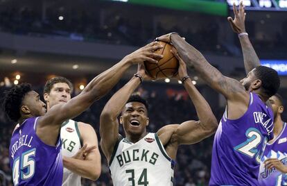 Antetokounmpo, entre Mitchell y O'Neal.