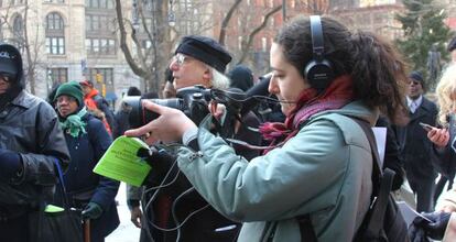 Una alumna del M&aacute;ster de Periodismo de la Universidad de Nueva York hace pr&aacute;cticas de videoperiodismo. 