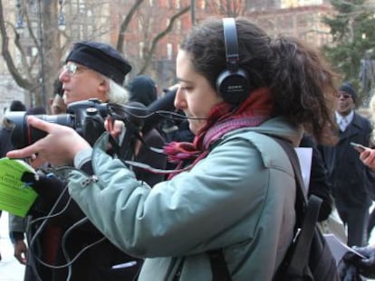 Una alumna del M&aacute;ster de Periodismo de la Universidad de Nueva York hace pr&aacute;cticas de videoperiodismo. 