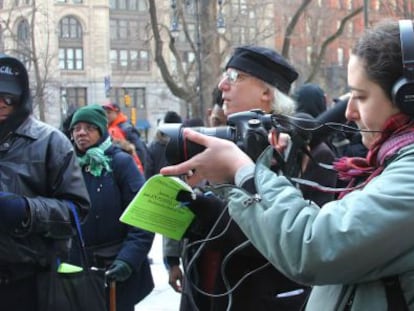 Una alumna del Máster de Periodismo de la Universidad de Nueva York hace prácticas de videoperiodismo.