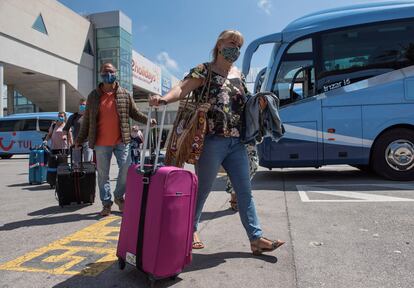 German tourists arrive in Palma de Mallorca on Monday as part of a tourism pilot scheme. 