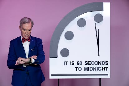 El educador científico Bill Nye cerca del 'reloj del fin del mundo' este 23 de enero, en Washington DC.