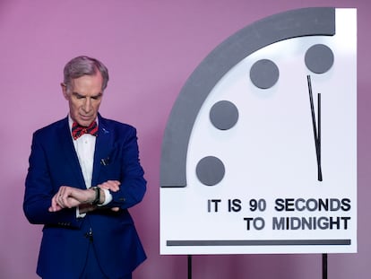 El educador científico Bill Nye cerca del 'reloj del fin del mundo' este 23 de enero, en Washington DC.