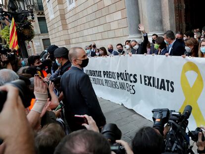 Torra posa a las puertas de la Generalitat con la pancarta que le acabó provocando la inhabilitación.