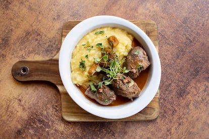 Carrilleras de cerdo con puré de patatas. 