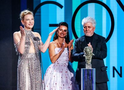 La actriz Cate Blanchett durante su discurso al recibir el Goya Internacional, que se ha entregado por vez primera. Lo ha recibido de manos de Penélope Cruz y Pedro Almodóvar.