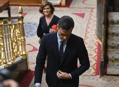 Pedro Sánchez, a su salida del hemiciclo este miércoles. El hoy presidente en funciones, Pedro Sánchez, decía esto a Mariano Rajoy, presidente en 2016, cuando fracasó su investidura: "Si usted no cuenta con los 176 es responsabilidad única y exclusivamente suya".