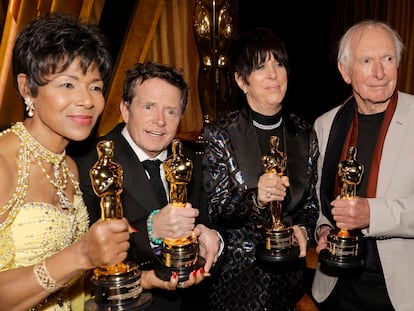 Euzhan Palcy, Michael J. Fox, Diane Warren y Peter Weir posan con su Oscar honorífico, el pasado sábado 19 de noviembre en Los Angeles, California.