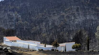 El cementerio de Osset, aldea de Andilla, logr&oacute; salvarse de las llamas. 