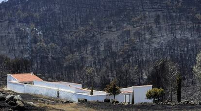 El cementerio de Osset, aldea de Andilla, logró salvarse de las llamas.