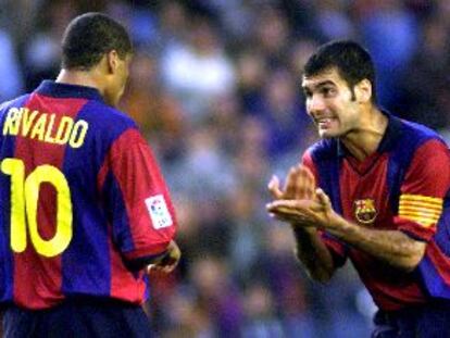 Guardiola habla con Rivaldo durante un momento del partido de ayer ante el Celta.