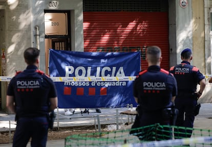 Los Mossos investigan la muerte violenta de un hombre en la calle de Consell de Cent de Barcelona.