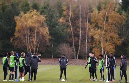 Jose Mourinho observa el entrenamiento de sus jugadores en Londres.