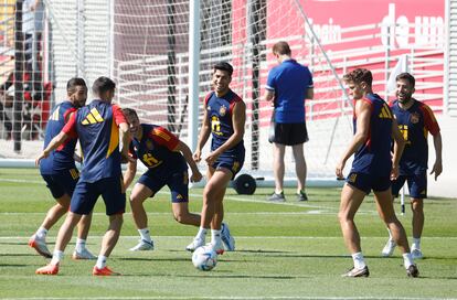 Mundial Qatar 2022: Marco Asensio, en el medio, durante el entrenamiento de la selección española en la Universidad de Qatar, en Doha