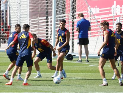 Mundial Qatar 2022: Marco Asensio, en el medio, durante el entrenamiento de la selección española en la Universidad de Qatar, en Doha