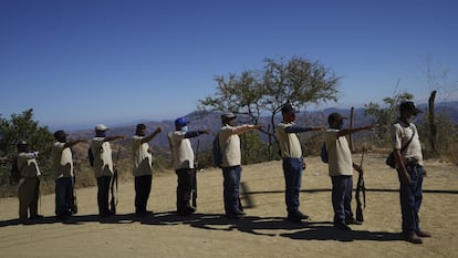Policías pertenecientes a pueblos indígenas nahuas en Temalacatzingo, Guerrero.