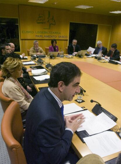 El representante del PP Leopoldo Barreda, interviene durante la reunión hoy de la Diputación Permanente del Parlamento Vasco.