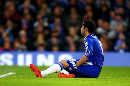 Diego Costa se agarra la parte posterior del muslo izquierdo en el partido ante el Stoke en el que se lesion&oacute;.