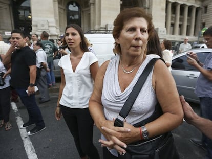 Sara Garfunkel, madre del fiscal Alberto Nisman junto a su hija, Iara Nisman. 