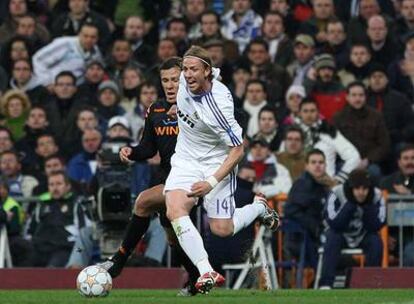 Guti trata de escaparse con el balón.