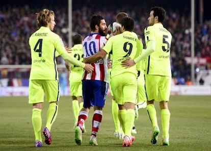 Arda Turan discute co Rakitic, Luis Suárez y Busquets tras el segundo gol del Barcelona.