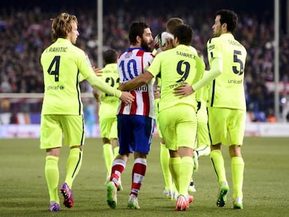 Arda Turan discute co Rakitic, Luis Suárez y Busquets tras el segundo gol del Barcelona.