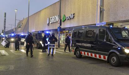 Los Mossos custodian la entrada a la estación del AVE en Girona.