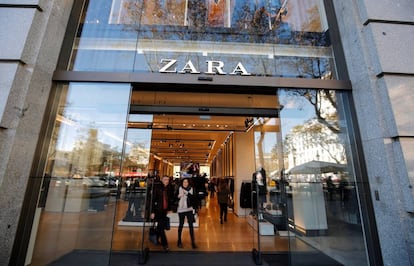 Dos clienets salen de una tienda de Zara en Barcelona