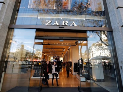 Dos clienets salen de una tienda de Zara en Barcelona